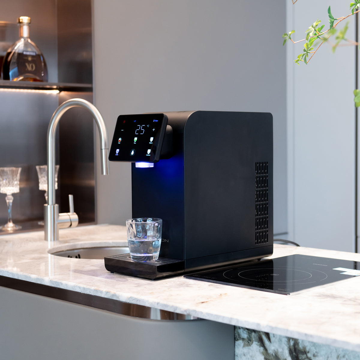 Schwarze CLEANON L1 Wasserbar auf moderner Küchenzeile neben der Spüle