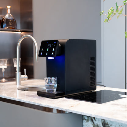 Schwarze CLEANON L1 Wasserbar auf moderner Küchenzeile neben der Spüle