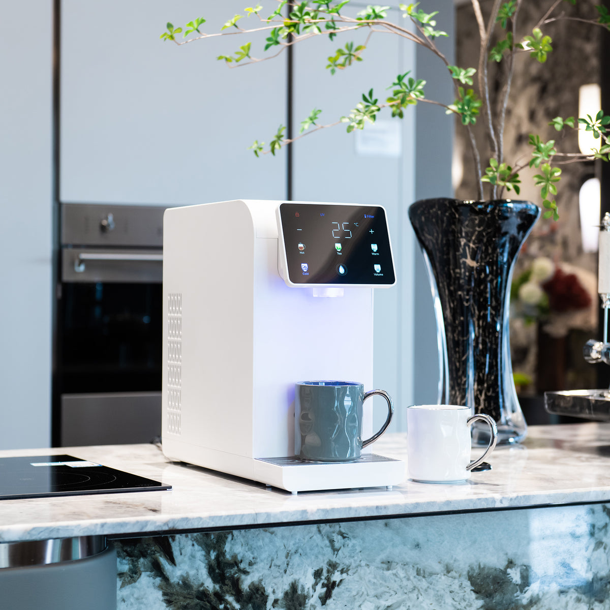 Weiße CLEANON L1 Wasserbar auf moderner Küchenzeile 