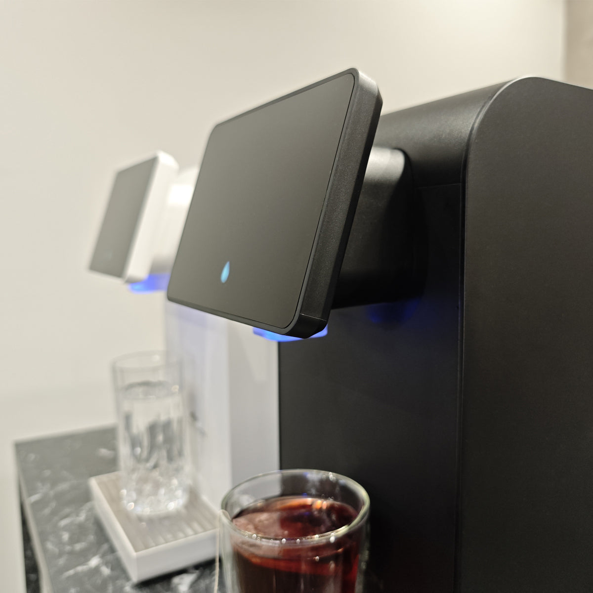 Nahaufnahme des Displays der CLEANON L1 Wasserfilteranlage beim Ausgeben von Getränken
