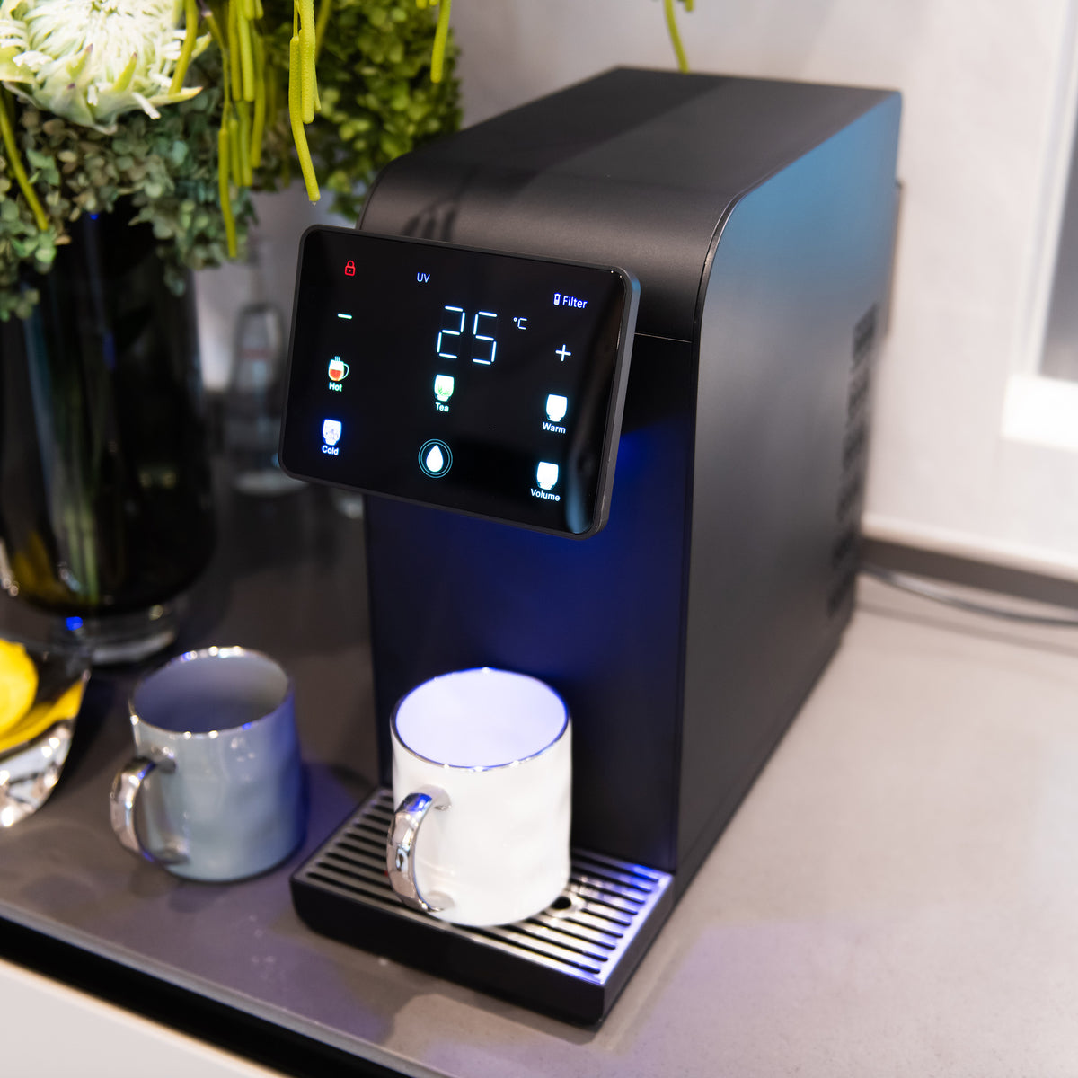 CLEANON L1 Tisch-Wasserfilteranlage in Schwarz mit leuchtendem Display und Tasse