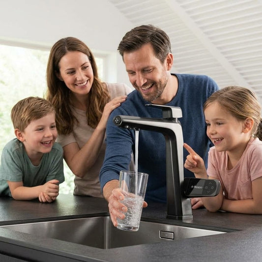 Familie zapft frisches, gefiltertes Wasser mit der smarten Respo LCD-Küchenarmatur an der Spüle