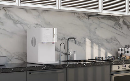 Wasserfilter mit sprudelndem, gekühltem und heißem Wasser